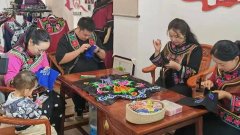 她先后赴北京、上海等地参加非遗研修班