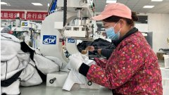 记者走进湖北联奥户外用品有限公司生产车间