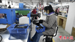 工人们身着统一工装