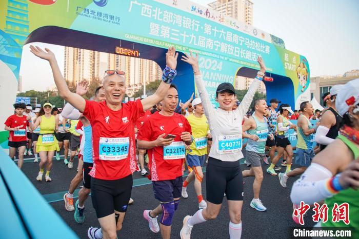 南宁市第十六届南宁马拉松吸引约三万名参赛者