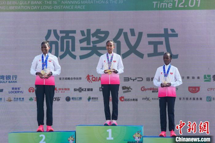 南宁市第十六届南宁马拉松吸引约三万名参赛者