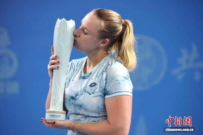 安娜·布林科娃夺得2025WTA江西(九江)网球公开赛女