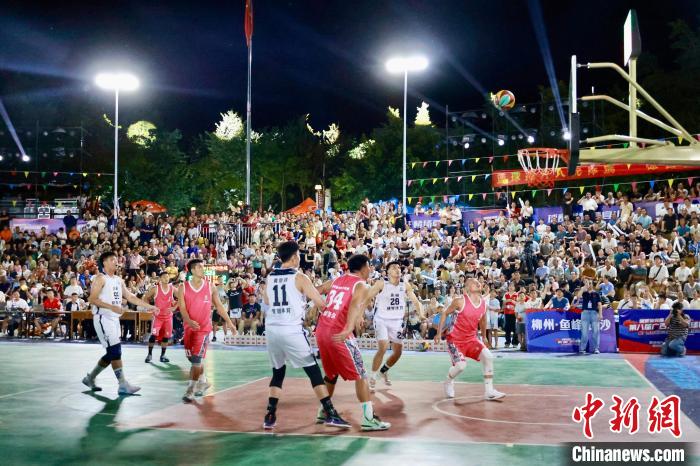 广西村BA燃爆乡村：中国篮球名宿王治郅与村民热