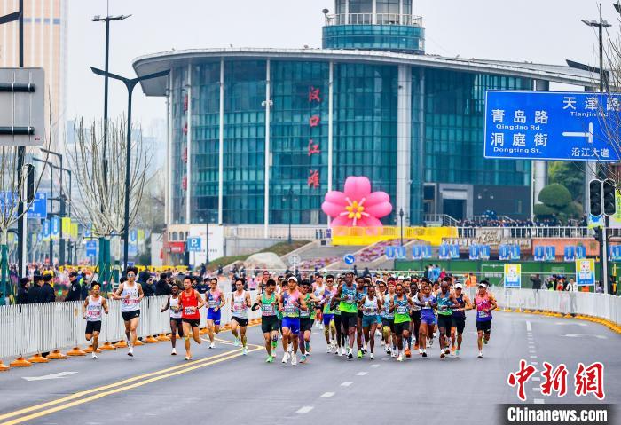 武汉马拉松金标首秀：4万参赛者在长江畔竞速，