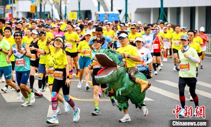武汉马拉松金标首秀：4万参赛者在长江畔竞速，