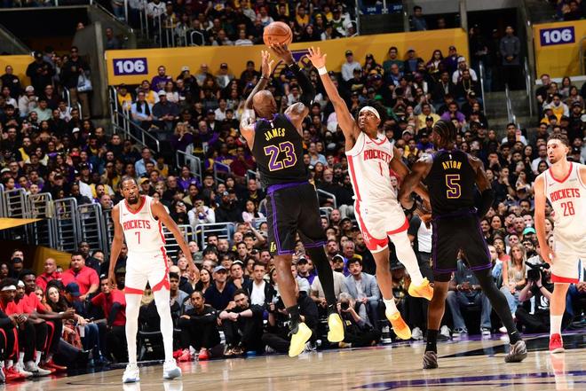 41岁詹姆斯双杀火箭创历史纪录 湖人抄底翻版东