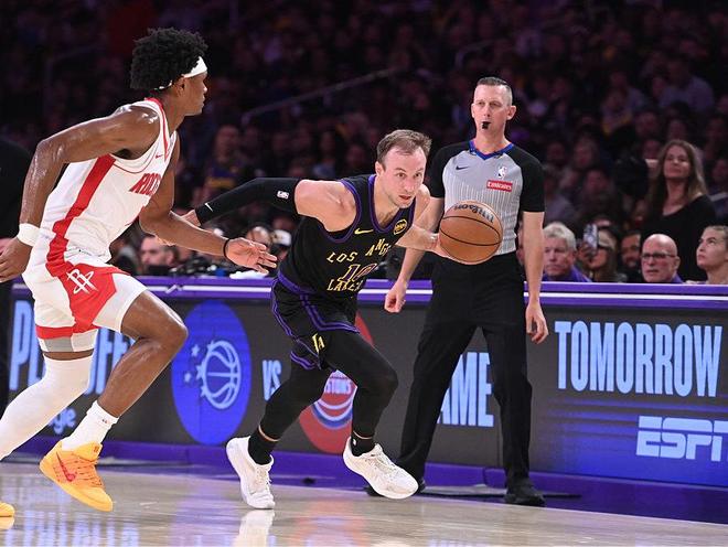 41岁詹姆斯双杀火箭创历史纪录 湖人抄底翻版东